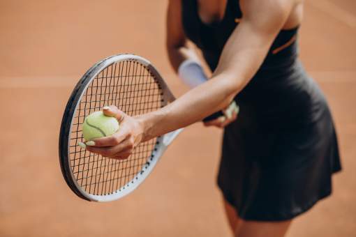 joueuse de tennis sur le court de tennis