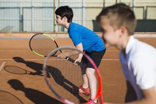 enfants jouant au tennis double